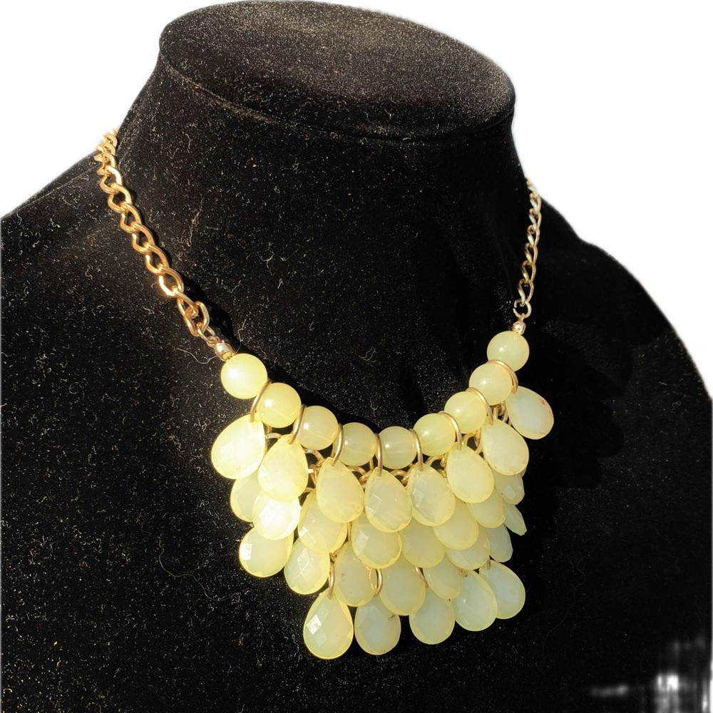 Tahari Elegant Gold chain yellow Cream beads statement Necklace 20” - Picture 5 of 7